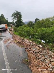 Motorista é conduzido ao hospital após acidente próximo ao trevo de Agronômica