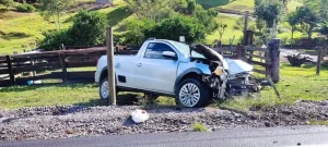 Carro colide contra poste na SC-340 e mobiliza bombeiros em Vitor Meireles