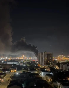 Guindaste usado para carga e descarga de navios é destruído em incêndio no Porto de Itajaí