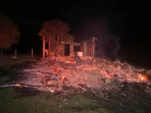 Residência é destruída em incêndio em Presidente Nereu