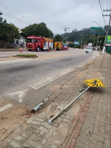 Motorista fica ferido após bater carro contra placa de trânsito em Ibirama