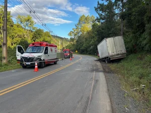 Bombeiros Voluntários atendem grave acidente com óbito na SC-340, em Dona Emma