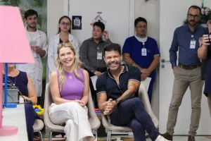 Marcos da dupla Marcos & Belutti visita oncologia pediátrica do Hospital Santo Antônio e emociona crianças e famílias