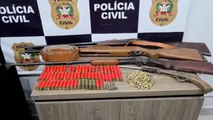 Idoso é preso em flagrante com arsenal e ameaça policiais durante operação em Ascurra