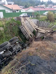 Caminhão-pipa da Prefeitura de Presidente Getúlio cai em riacho após ponte ceder