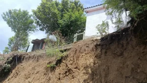 Casa à beira de barranco preocupa moradora em Santa Cecília