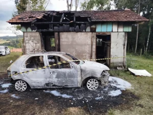 Incêndio destrói carro e atinge imóvel em Imbuia