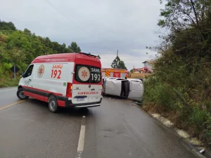 Três mulheres ficam feridas após capotamento na SC-110 em Imbuia