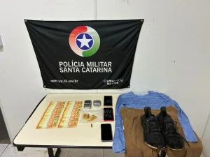 Dupla é presa com drogas, munição e dinheiro falso após furto de bicicleta em Blumenau