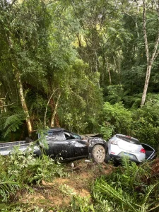 Colisão entre carros termina com capotamento em ribanceira na BR-282 e deixa três feridos