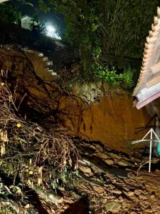 Queda de muro e deslizamento atingem residência e mobilizam bombeiros em Rio do Sul