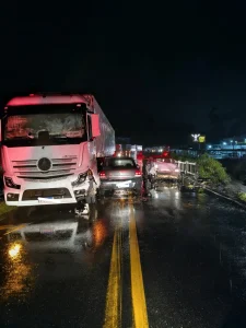 Colisão envolvendo três veículos mobiliza bombeiros na BR-470 em Rio do Sul