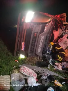 Caminhão tomba na BR-116 e motorista fica preso às ferragens em Correia Pinto