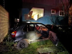 Motorista perde controle e invade residência após colisão em São Joaquim