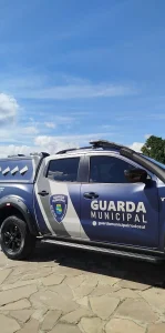 Motociclista com CNH vencida desde 2018 tenta fugir de abordagem, colide com viatura e é levado à delegacia