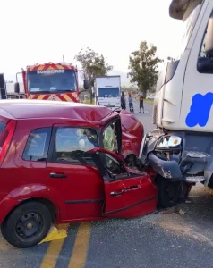 Acidente entre caçamba e carro deixa motorista ferido na BR-470, em Ascurra