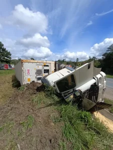 Motorista morre preso às ferragens após carreta sair da pista na BR-470