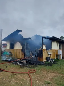 Incêndio destrói casa em Lages e mata animal de estimação