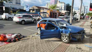Três pessoas ficam feridas em acidente na Avenida Oscar Barcelos, em Rio do Sul