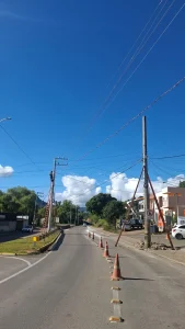 Poste é realocado após acidentes fatais na Estrada Blumenau em Rio do Sul