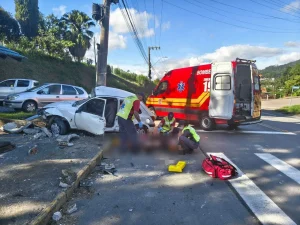 Motorista fica ferido após bater carro contra poste em Rio do Sul