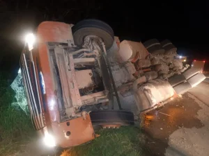 Caminhão carregado com madeira tomba na BR-470 em Pouso Redondo