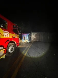 Caminhão tomba na BR-470 na Serra da Santa e deixa motorista ferido