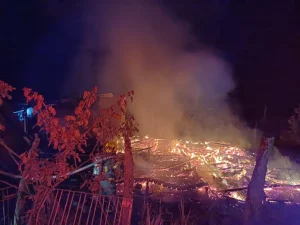 Casa é destruída por incêndio no interior de Alfredo Wagner; família suspeita de crime