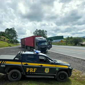 Carreta com freio inoperante e excesso de peso é flagrada na BR-470 em Pouso Redondo