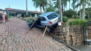Homem de 62 anos é atropelado por carro desgovernado em Presidente Getúlio