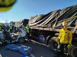 Cinco pessoas morrem em grave acidente entre carro e caminhão em Ituporanga