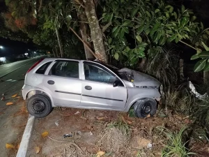 Motorista fica ferido após sair da pista e bater em árvore em Ituporanga