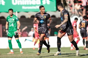 Santa Catarina arranca empate heroico em 4 a 4 fora de casa