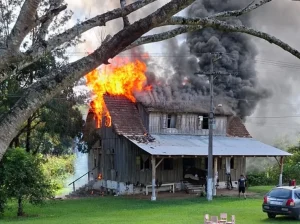 Incêndio destrói casa de dois andares em Trombudo Central