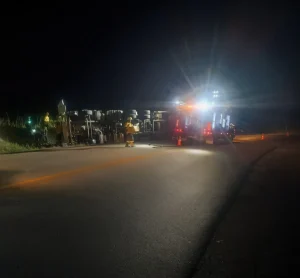 Motorista fica preso às ferragens após acidente com carreta na Serra da Santa