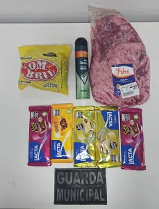 Carne, chocolates e até desodorante: homem é detido após furto em Rio do Sul