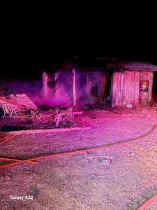 Incêndio destrói rancho durante a madrugada em Ascurra