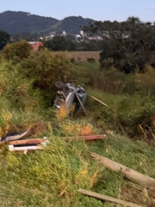 Motorista embriagado foge após bater em poste na SC-110, em Lontras