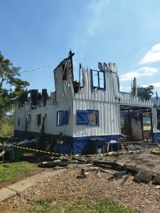 Incêndio destrói casa de madeira e duas famílias perdem tudo em Rio do Sul