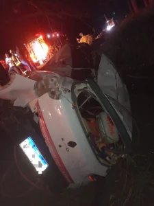 Colisão na BR-282 deixa feridos e carro cai em ribanceira em Bom Retiro