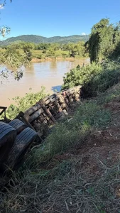Acidente com caminhão bitrem mobiliza socorristas em Ascurra