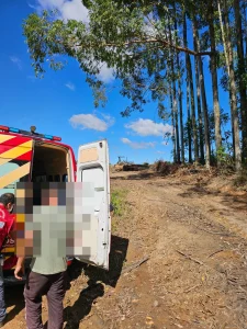 Bombeiros Voluntários de Presidente Getúlio atendem acidente de trabalho em área de reflorestamento