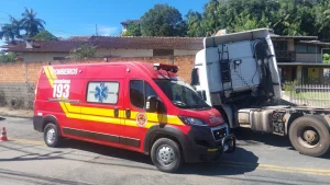 Caminhoneiro fica em estado grave após colisão contra muro em Blumenau