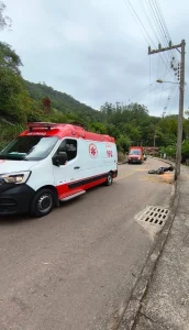 Motociclista fica gravemente ferido após bater contra poste em Ibirama