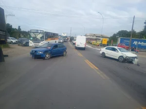 Colisão entre carros deixa jovem ferido na BR-470 em Pouso Redondo