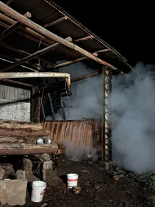 Incêndio atinge madeireira e residência durante a madrugada em Bom Retiro