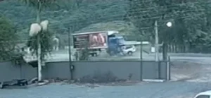 Câmera de segurança flagra acidente com duas mortes na BR-470 em Indaial