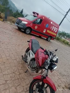 Bombeiros Voluntários de Presidente Getúlio atendem queda de moto no Centro