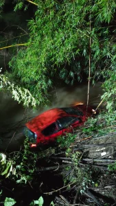 Carro cai em rio após saída da pista e mobiliza resgate em Trombudo Central