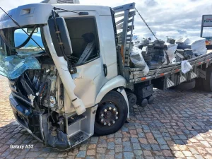 Colisão entre carreta e caminhão mobiliza equipes na BR-470 em Ascurra
